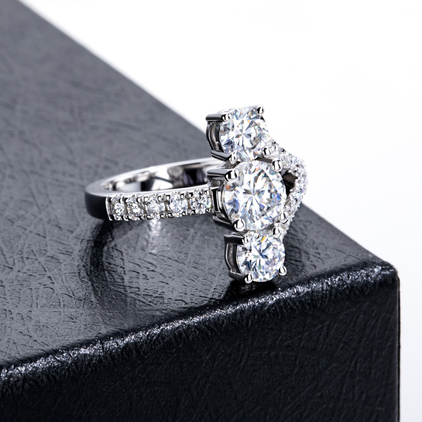 round cut diamond ring, solitaire rings, halo rings, gold rings, round cut engagement ring, gold rings for women, 14k gold rings, white gold rings, lab grown diamond rings, diamond rings for women, diamond rings, valentines gift for her, birthday gift for her, moissanite rings, 925 silver rings