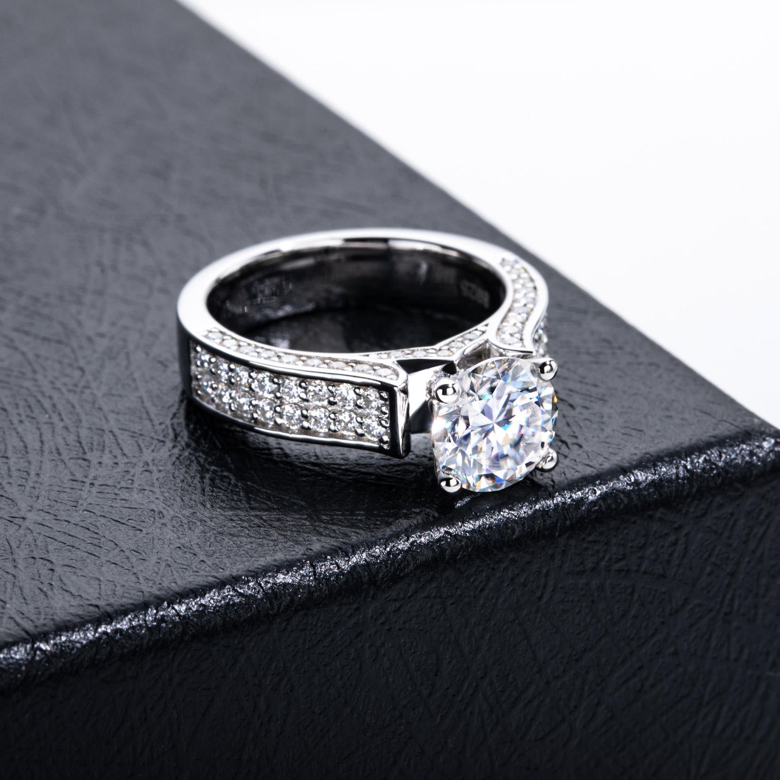 round cut diamond ring, solitaire rings, halo rings, gold rings, round cut engagement ring, gold rings for women, 14k gold rings, white gold rings, lab grown diamond rings, diamond rings for women, diamond rings, valentines gift for her, birthday gift for her, moissanite rings, 925 silver rings