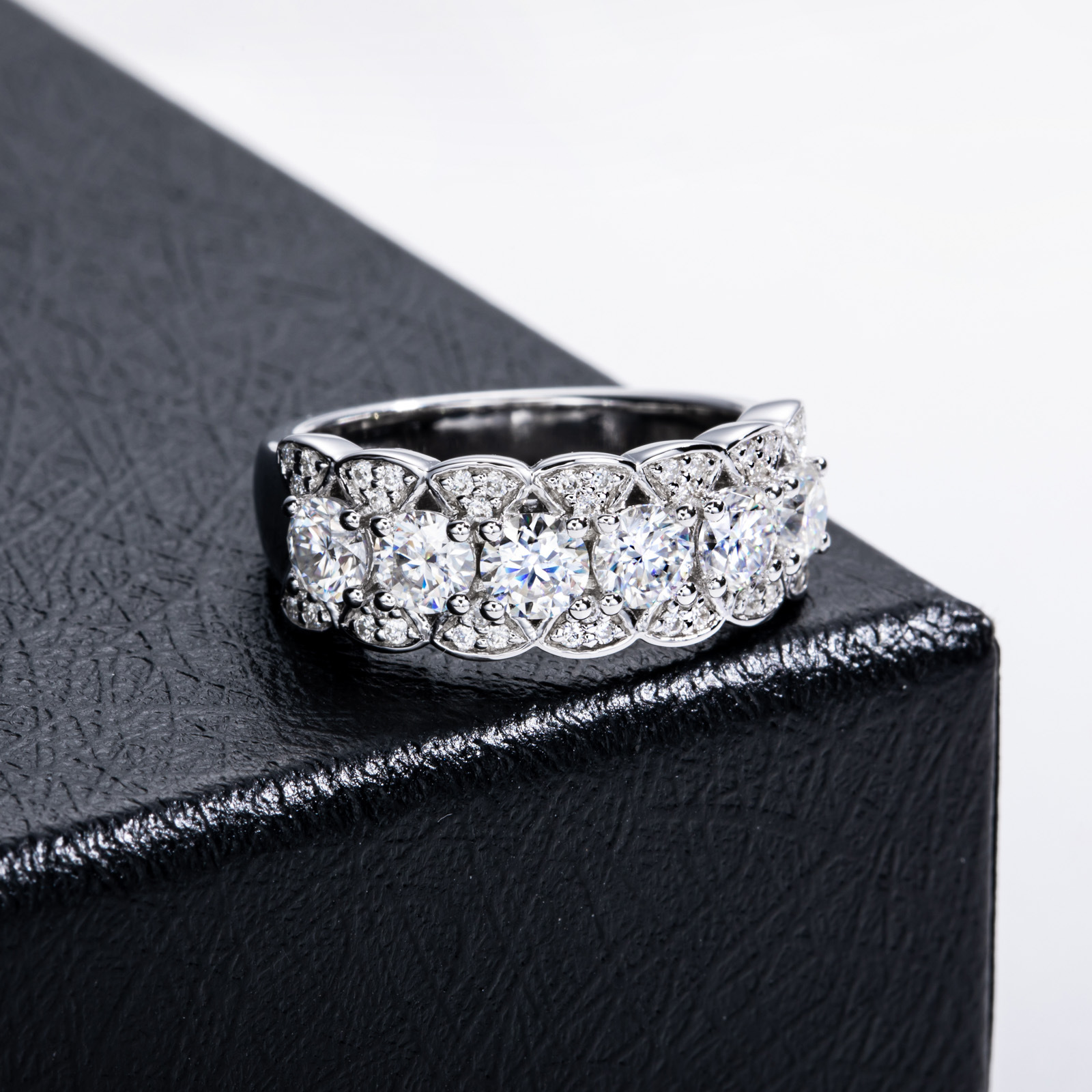 round cut diamond ring, round cut engagement ring, solitaire rings, halo rings, gold rings, eternity ring, men's ring, engagement rings, engagement rings for women, moissanite engagement rings, gold rings for women, 14k gold rings, white gold rings, lab grown diamond rings, diamond rings for women, diamond rings, valentines gift for her, birthday gift for her, moissanite rings, 925 silver rings