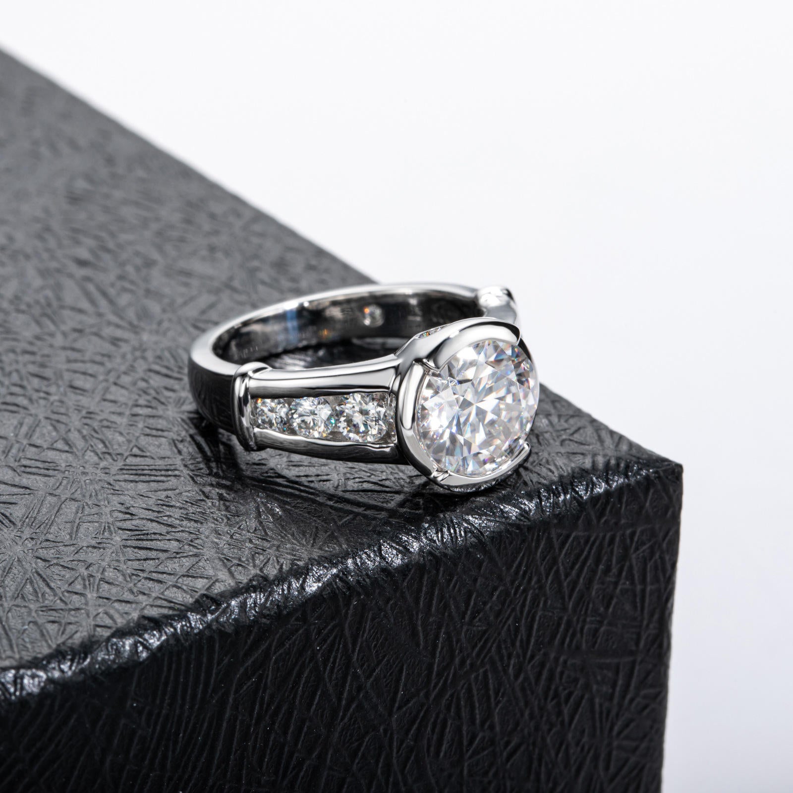 round cut diamond ring, solitaire rings, halo rings, gold rings, round cut engagement ring, gold rings for women, 14k gold rings, white gold rings, lab grown diamond rings, diamond rings for women, diamond rings, valentines gift for her, birthday gift for her, moissanite rings, 925 silver rings