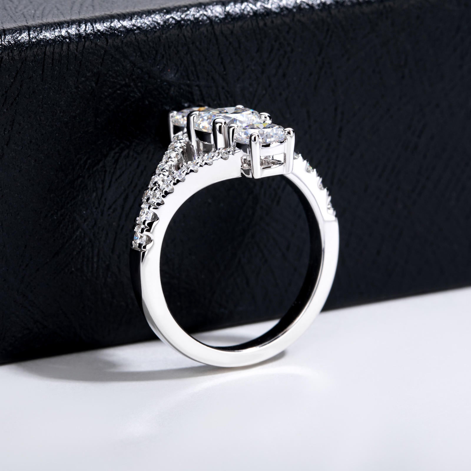 round cut diamond ring, solitaire rings, halo rings, gold rings, round cut engagement ring, gold rings for women, 14k gold rings, white gold rings, lab grown diamond rings, diamond rings for women, diamond rings, valentines gift for her, birthday gift for her, moissanite rings, 925 silver rings